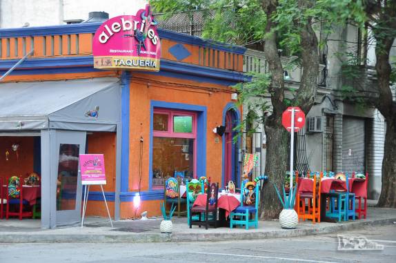 Um dos muitos bares nas esquinas de Pocitos, em Montevideo, no Uruguai
